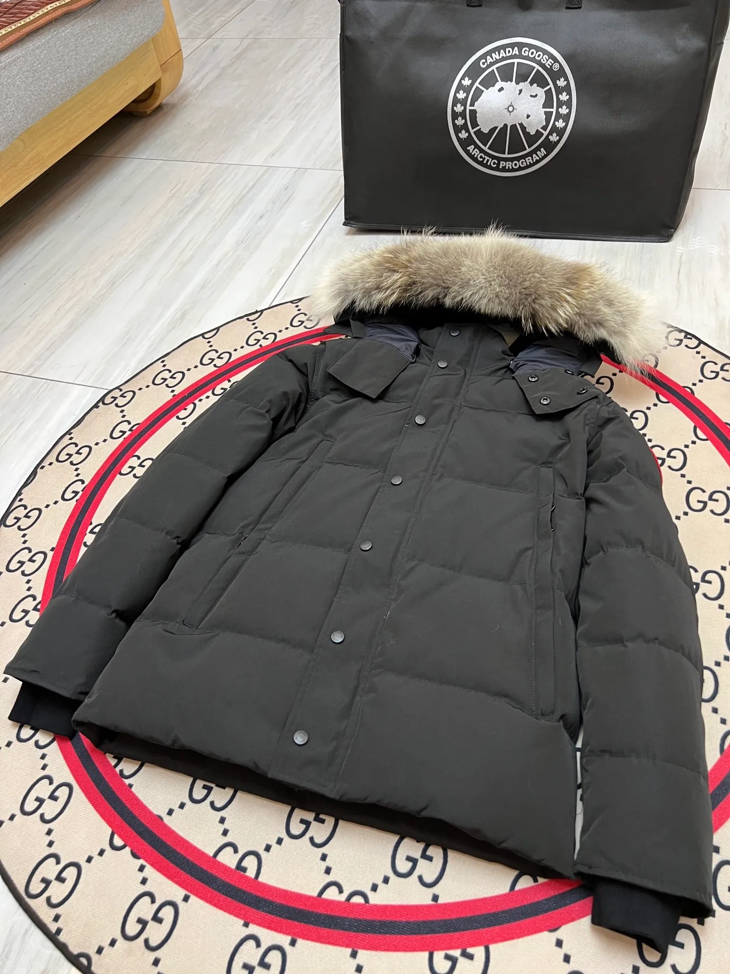 P800 Canada Goose Wyndham Parka has 29 styles for men and women. The hood and fur collar are detachable. My personal favorite is simple and elegant. It is clean and tidy. All Arctic and Antarctic scientific expedition teams choose Canada Goose as their cold wear. It is the Rolls-Royce of down jackets. ➖ Industry-leading anti-counterfeiting chip sensing. ➖ Imported Behringer embroidery machines and customized embroidery labels, the highest level and industry leading. ➖ Imported Korean 21-count polyester-cotton blended original fabric, TC85 waterproof coated fabric, water-repellent, windproof and wear-resistant. ➖ The new national standard 80 white duck down is filled with an average of 520 grams of down. The amount of down filled is industry-leading. ➖ 100% nylon lining with double double-layer sealing design to prevent velvet running, and seamless thread design on the cuffs! ➖ Western Canadian Green Wolf Collar. ➖ Yoshida YKK provides original factory-customized electroplated sliders. YKK two-way lockable zippers are tight and smooth and do not peel off paint. ➖ 3M composite Velcro is durable and the accessories and hardware are all custom-made. Note: Our copywriting is only simple and clear. Instead of bragging about the copywriting, it is better to compare and understand with samples. Only for the purest goose, the most dedicated, the most professional, the highest quality, the highest cost performance! SIZE:S-XXL [With size chart]